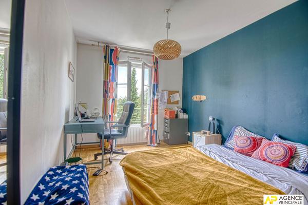 Le Chesnay Saint jean - Maison familiale 7 pièces de 222 m2 au sol sur parcelle d'environ 300 m2 avec son sous sol total et garage €1 250 000 ** - Référence 27905