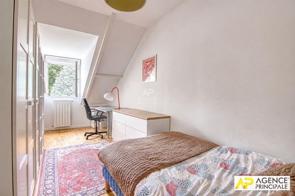 Le Chesnay Saint jean - Maison familiale 7 pièces de 222 m2 au sol sur parcelle d'environ 300 m2 avec son sous sol total et garage €1 250 000 ** - Référence 27905