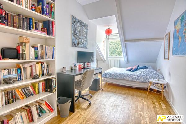 Le Chesnay Saint jean - Maison familiale 7 pièces de 222 m2 au sol sur parcelle d'environ 300 m2 avec son sous sol total et garage €1 250 000 ** - Référence 27905