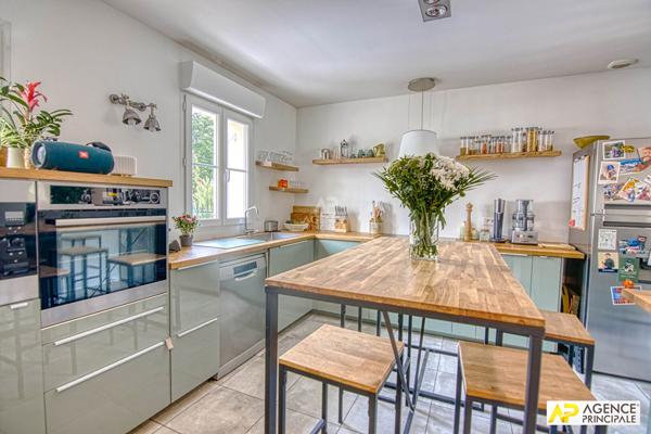 Le Chesnay Saint jean - Maison familiale 7 pièces de 222 m2 au sol sur parcelle d'environ 300 m2 avec son sous sol total et garage €1 250 000 ** - Référence 27905