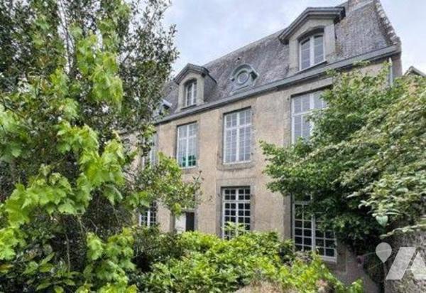 Ensemble comprenant:- Un premier bâtiment en pierres
couvert en ardoises naturelles avec au rez...