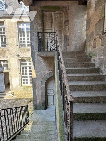 Ensemble comprenant:- Un premier bâtiment en pierres
couvert en ardoises naturelles avec au rez...