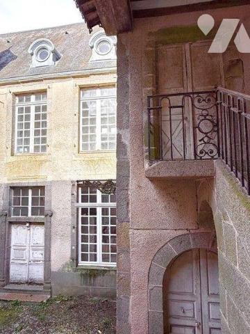 Ensemble comprenant:- Un premier bâtiment en pierres
couvert en ardoises naturelles avec au rez...