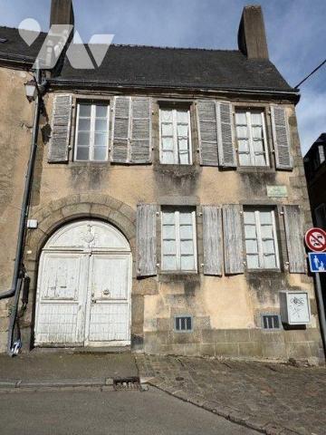 Ensemble comprenant:- Un premier bâtiment en pierres
couvert en ardoises naturelles avec au rez...