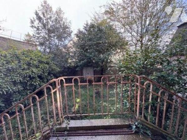 Ensemble comprenant:- Un premier bâtiment en pierres
couvert en ardoises naturelles avec au rez...
