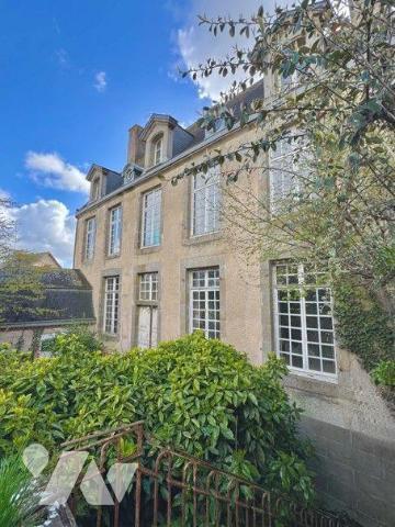 Ensemble comprenant:- Un premier bâtiment en pierres
couvert en ardoises naturelles avec au rez...