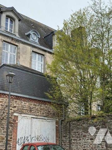 Ensemble comprenant:- Un premier bâtiment en pierres
couvert en ardoises naturelles avec au rez...