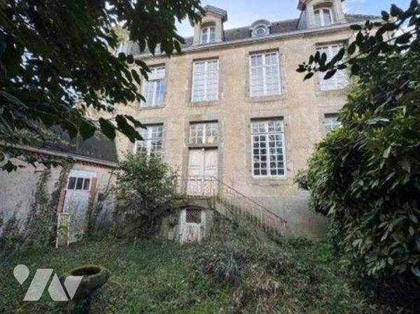 Ensemble comprenant:- Un premier bâtiment en pierres
couvert en ardoises naturelles avec au rez...