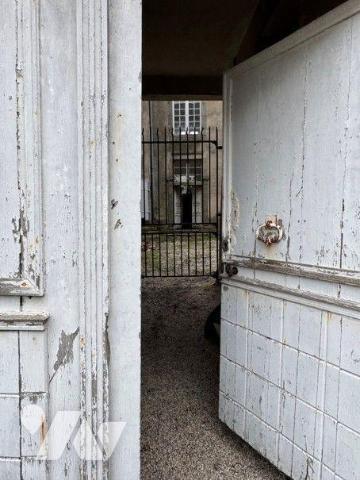 Ensemble comprenant:- Un premier bâtiment en pierres
couvert en ardoises naturelles avec au rez...