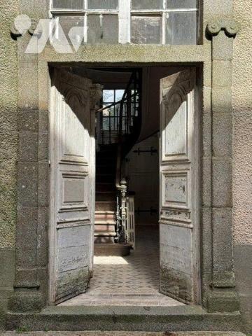 Ensemble comprenant:- Un premier bâtiment en pierres
couvert en ardoises naturelles avec au rez...
