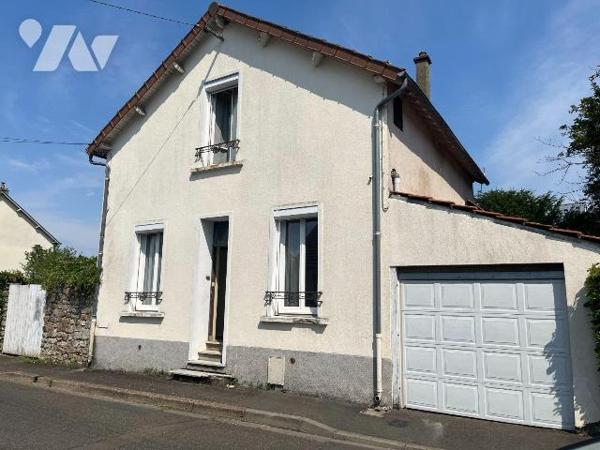 Maison proche du centre ville, avec un garage et un beau jardin.
Bel espace de vie avec cuisin...