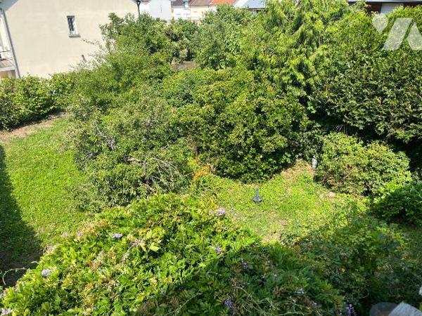 Maison proche du centre ville, avec un garage et un beau jardin.
Bel espace de vie avec cuisin...