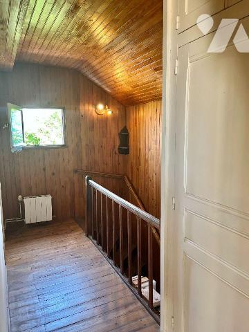 Maison proche du centre ville, avec un garage et un beau jardin.
Bel espace de vie avec cuisin...