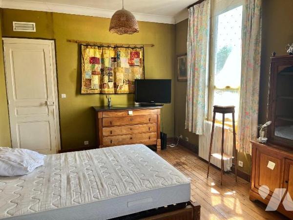 Maison proche du centre ville, avec un garage et un beau jardin.
Bel espace de vie avec cuisin...