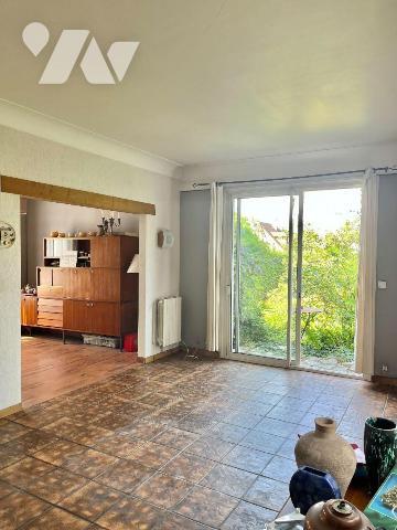 Maison proche du centre ville, avec un garage et un beau jardin.
Bel espace de vie avec cuisin...