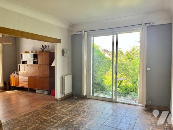 Maison proche du centre ville, avec un garage et un beau jardin.
Bel espace de vie avec cuisin...