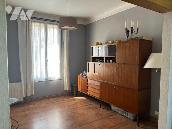 Maison proche du centre ville, avec un garage et un beau jardin.
Bel espace de vie avec cuisin...