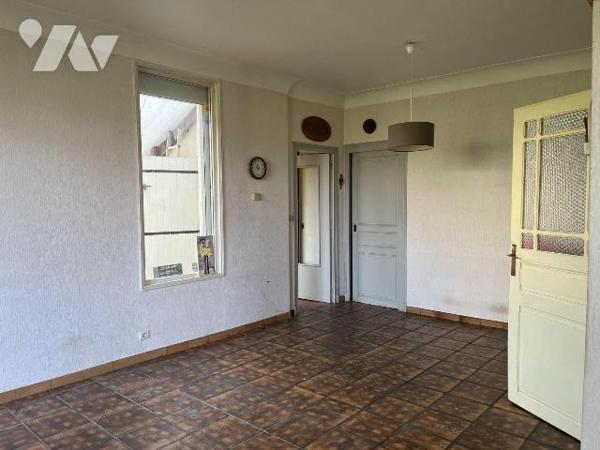 Maison proche du centre ville, avec un garage et un beau jardin.
Bel espace de vie avec cuisin...