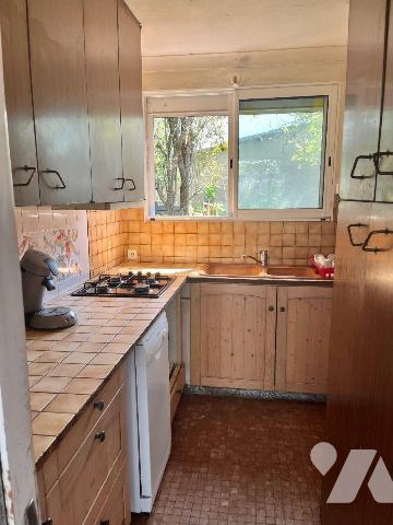 Maison proche du centre ville, avec un garage et un beau jardin.
Bel espace de vie avec cuisin...
