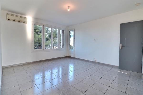 Marseille (13014) T3 AVEC VUE DEGAGEE SUR MER ET PLACE DE PARKING