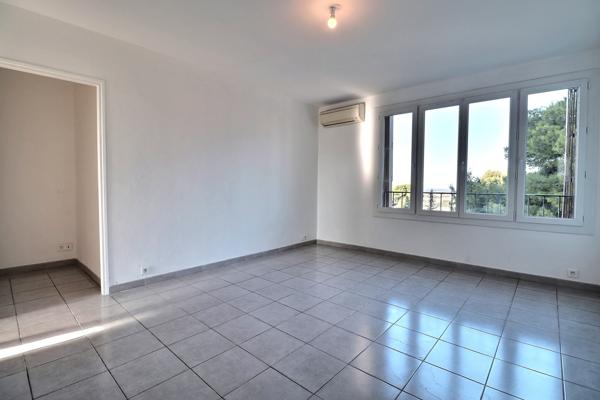 Marseille (13014) T3 AVEC VUE DEGAGEE SUR MER ET PLACE DE PARKING