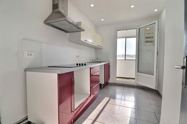 Marseille (13014) T3 AVEC VUE DEGAGEE SUR MER ET PLACE DE PARKING