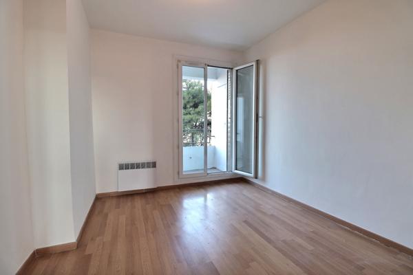 Marseille (13014) T3 AVEC VUE DEGAGEE SUR MER ET PLACE DE PARKING