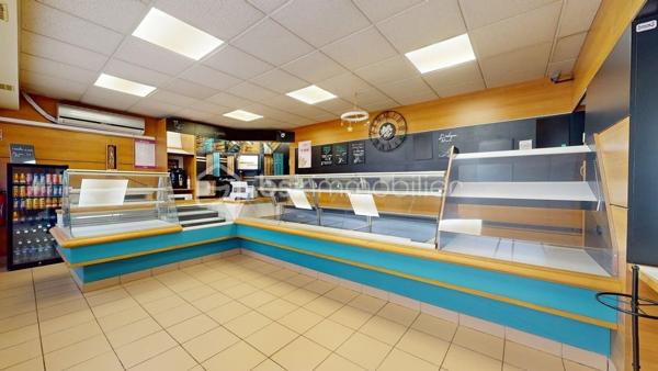 📍 Située à Saintes, sur une avenue passante et bien visible, à proximité d’un lycée, cette boulangerie-pâtisserie bénéficie d’un emplacement intéressant et d’une activité déjà installée depuis de nombreuses années.
Le commerce exerce sur ce site depuis 1995 et a été repris par l’exploitant actuel en 2020.
Le fonds de commerce est exploité pour une activité autorisée de :
✅ boulangerie,
✅ pâtisserie,
✅ vente à emporter,
✅ petite restauration.
Le local d’environ 82 m² se compose de :
✅ un magasin d’environ 30 m²,
✅ un fournil d’environ 30 m²,
✅ un laboratoire pâtisserie d’environ 17 m²,
✅ une réserve,
✅ sanitaires.

📁 Les bilans et comptes de résultat détaillés pourront être transmis aux repreneurs sérieux, après premier échange et sous engagement de confidentialité.

🛠️ Matériel d’exploitation
Le matériel est complet et permet une reprise rapide de l’activité :
✅ four à sole 4 étages Fringand,
✅ four ventilé 8 niveaux,
✅ façonneuse Jac,
✅ diviseuse,
✅ pétrin,
✅ batteur,
✅ laminoir,
✅ vitrines,
✅ matériel de froid,
✅ trancheuse à pain,
✅ plonge, lave-vaisselle et nombreux équipements professionnels.
Le matériel d’exploitation est inclus dans le prix de vente.
Le stock de matières premières sera en sus, selon inventaire au jour de la cession.

📌 Bail commercial 3-6-9 (dernier renouvellement en 2019) en cours jusqu’au 30 septembre 2028
💶 Loyer mensuel : 1 050 € + 50 € de charges
✅ Révision triennale selon l’indice des loyers commerciaux.

👥 Équipe & organisation
✅ Une salariée vendeuse actuellement en poste
✅ Fermeture les week-ends, jours fériés et 5 semaines de congés annuels
Cette organisation offre un vrai confort de travail, tout en laissant une marge de développement intéressante pour un repreneur souhaitant élargir les horaires, notamment le week-end.

💰 Prix de cession : 94 000 €
Le prix comprend le fonds de commerce et le matériel d’exploitation.
Une belle opportunité pour un professionnel souhaitant reprendre une activité existante, avec un emplacement visible, un loyer cohérent et du matériel déjà en place.
Prix du bien : 94 000 €
Les honoraires d’agence sont à la charge du vendeur.
À propos des performances énergétiques :
Score DPE : 198 kWhEP/m²/an (D)
Score GES : 33 kgepCO2/m²/an (D)
Montant estimé des dépenses annuelles d’énergie pour un usage standard : entre 3 980 € et 5 450 € par an.
Les informations sur les risques auxquels ce bien est exposé sont disponibles sur le site Géorisques : www.georisques.gouv.fr

🏠 Visite virtuelle disponible sur demande.

📞 Contactez-moi pour plus d’informations ou pour organiser une visite.