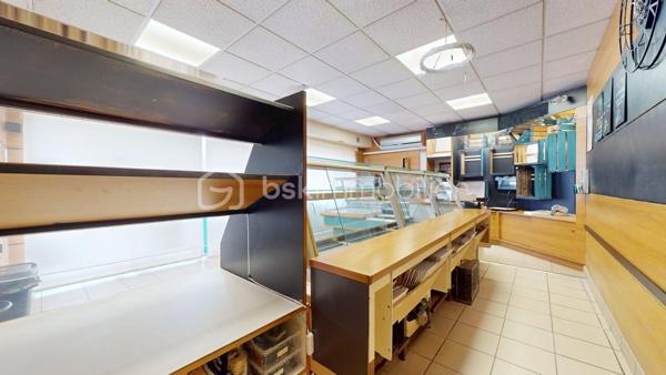 📍 Située à Saintes, sur une avenue passante et bien visible, à proximité d’un lycée, cette boulangerie-pâtisserie bénéficie d’un emplacement intéressant et d’une activité déjà installée depuis de nombreuses années.
Le commerce exerce sur ce site depuis 1995 et a été repris par l’exploitant actuel en 2020.
Le fonds de commerce est exploité pour une activité autorisée de :
✅ boulangerie,
✅ pâtisserie,
✅ vente à emporter,
✅ petite restauration.
Le local d’environ 82 m² se compose de :
✅ un magasin d’environ 30 m²,
✅ un fournil d’environ 30 m²,
✅ un laboratoire pâtisserie d’environ 17 m²,
✅ une réserve,
✅ sanitaires.

📁 Les bilans et comptes de résultat détaillés pourront être transmis aux repreneurs sérieux, après premier échange et sous engagement de confidentialité.

🛠️ Matériel d’exploitation
Le matériel est complet et permet une reprise rapide de l’activité :
✅ four à sole 4 étages Fringand,
✅ four ventilé 8 niveaux,
✅ façonneuse Jac,
✅ diviseuse,
✅ pétrin,
✅ batteur,
✅ laminoir,
✅ vitrines,
✅ matériel de froid,
✅ trancheuse à pain,
✅ plonge, lave-vaisselle et nombreux équipements professionnels.
Le matériel d’exploitation est inclus dans le prix de vente.
Le stock de matières premières sera en sus, selon inventaire au jour de la cession.

📌 Bail commercial 3-6-9 (dernier renouvellement en 2019) en cours jusqu’au 30 septembre 2028
💶 Loyer mensuel : 1 050 € + 50 € de charges
✅ Révision triennale selon l’indice des loyers commerciaux.

👥 Équipe & organisation
✅ Une salariée vendeuse actuellement en poste
✅ Fermeture les week-ends, jours fériés et 5 semaines de congés annuels
Cette organisation offre un vrai confort de travail, tout en laissant une marge de développement intéressante pour un repreneur souhaitant élargir les horaires, notamment le week-end.

💰 Prix de cession : 94 000 €
Le prix comprend le fonds de commerce et le matériel d’exploitation.
Une belle opportunité pour un professionnel souhaitant reprendre une activité existante, avec un emplacement visible, un loyer cohérent et du matériel déjà en place.
Prix du bien : 94 000 €
Les honoraires d’agence sont à la charge du vendeur.
À propos des performances énergétiques :
Score DPE : 198 kWhEP/m²/an (D)
Score GES : 33 kgepCO2/m²/an (D)
Montant estimé des dépenses annuelles d’énergie pour un usage standard : entre 3 980 € et 5 450 € par an.
Les informations sur les risques auxquels ce bien est exposé sont disponibles sur le site Géorisques : www.georisques.gouv.fr

🏠 Visite virtuelle disponible sur demande.

📞 Contactez-moi pour plus d’informations ou pour organiser une visite.