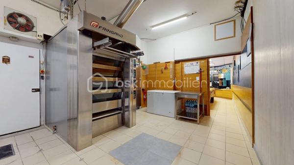 📍 Située à Saintes, sur une avenue passante et bien visible, à proximité d’un lycée, cette boulangerie-pâtisserie bénéficie d’un emplacement intéressant et d’une activité déjà installée depuis de nombreuses années.
Le commerce exerce sur ce site depuis 1995 et a été repris par l’exploitant actuel en 2020.
Le fonds de commerce est exploité pour une activité autorisée de :
✅ boulangerie,
✅ pâtisserie,
✅ vente à emporter,
✅ petite restauration.
Le local d’environ 82 m² se compose de :
✅ un magasin d’environ 30 m²,
✅ un fournil d’environ 30 m²,
✅ un laboratoire pâtisserie d’environ 17 m²,
✅ une réserve,
✅ sanitaires.

📁 Les bilans et comptes de résultat détaillés pourront être transmis aux repreneurs sérieux, après premier échange et sous engagement de confidentialité.

🛠️ Matériel d’exploitation
Le matériel est complet et permet une reprise rapide de l’activité :
✅ four à sole 4 étages Fringand,
✅ four ventilé 8 niveaux,
✅ façonneuse Jac,
✅ diviseuse,
✅ pétrin,
✅ batteur,
✅ laminoir,
✅ vitrines,
✅ matériel de froid,
✅ trancheuse à pain,
✅ plonge, lave-vaisselle et nombreux équipements professionnels.
Le matériel d’exploitation est inclus dans le prix de vente.
Le stock de matières premières sera en sus, selon inventaire au jour de la cession.

📌 Bail commercial 3-6-9 (dernier renouvellement en 2019) en cours jusqu’au 30 septembre 2028
💶 Loyer mensuel : 1 050 € + 50 € de charges
✅ Révision triennale selon l’indice des loyers commerciaux.

👥 Équipe & organisation
✅ Une salariée vendeuse actuellement en poste
✅ Fermeture les week-ends, jours fériés et 5 semaines de congés annuels
Cette organisation offre un vrai confort de travail, tout en laissant une marge de développement intéressante pour un repreneur souhaitant élargir les horaires, notamment le week-end.

💰 Prix de cession : 94 000 €
Le prix comprend le fonds de commerce et le matériel d’exploitation.
Une belle opportunité pour un professionnel souhaitant reprendre une activité existante, avec un emplacement visible, un loyer cohérent et du matériel déjà en place.
Prix du bien : 94 000 €
Les honoraires d’agence sont à la charge du vendeur.
À propos des performances énergétiques :
Score DPE : 198 kWhEP/m²/an (D)
Score GES : 33 kgepCO2/m²/an (D)
Montant estimé des dépenses annuelles d’énergie pour un usage standard : entre 3 980 € et 5 450 € par an.
Les informations sur les risques auxquels ce bien est exposé sont disponibles sur le site Géorisques : www.georisques.gouv.fr

🏠 Visite virtuelle disponible sur demande.

📞 Contactez-moi pour plus d’informations ou pour organiser une visite.
