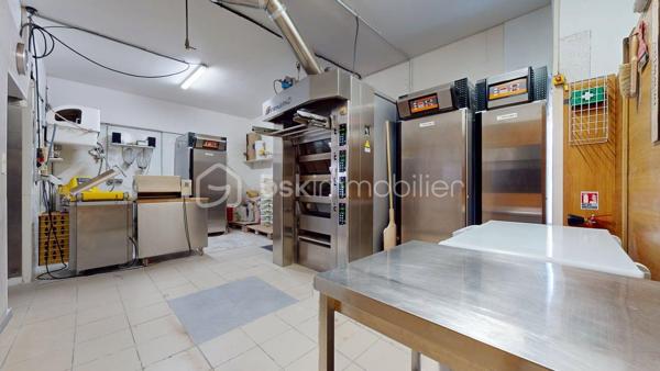 📍 Située à Saintes, sur une avenue passante et bien visible, à proximité d’un lycée, cette boulangerie-pâtisserie bénéficie d’un emplacement intéressant et d’une activité déjà installée depuis de nombreuses années.
Le commerce exerce sur ce site depuis 1995 et a été repris par l’exploitant actuel en 2020.
Le fonds de commerce est exploité pour une activité autorisée de :
✅ boulangerie,
✅ pâtisserie,
✅ vente à emporter,
✅ petite restauration.
Le local d’environ 82 m² se compose de :
✅ un magasin d’environ 30 m²,
✅ un fournil d’environ 30 m²,
✅ un laboratoire pâtisserie d’environ 17 m²,
✅ une réserve,
✅ sanitaires.

📁 Les bilans et comptes de résultat détaillés pourront être transmis aux repreneurs sérieux, après premier échange et sous engagement de confidentialité.

🛠️ Matériel d’exploitation
Le matériel est complet et permet une reprise rapide de l’activité :
✅ four à sole 4 étages Fringand,
✅ four ventilé 8 niveaux,
✅ façonneuse Jac,
✅ diviseuse,
✅ pétrin,
✅ batteur,
✅ laminoir,
✅ vitrines,
✅ matériel de froid,
✅ trancheuse à pain,
✅ plonge, lave-vaisselle et nombreux équipements professionnels.
Le matériel d’exploitation est inclus dans le prix de vente.
Le stock de matières premières sera en sus, selon inventaire au jour de la cession.

📌 Bail commercial 3-6-9 (dernier renouvellement en 2019) en cours jusqu’au 30 septembre 2028
💶 Loyer mensuel : 1 050 € + 50 € de charges
✅ Révision triennale selon l’indice des loyers commerciaux.

👥 Équipe & organisation
✅ Une salariée vendeuse actuellement en poste
✅ Fermeture les week-ends, jours fériés et 5 semaines de congés annuels
Cette organisation offre un vrai confort de travail, tout en laissant une marge de développement intéressante pour un repreneur souhaitant élargir les horaires, notamment le week-end.

💰 Prix de cession : 94 000 €
Le prix comprend le fonds de commerce et le matériel d’exploitation.
Une belle opportunité pour un professionnel souhaitant reprendre une activité existante, avec un emplacement visible, un loyer cohérent et du matériel déjà en place.
Prix du bien : 94 000 €
Les honoraires d’agence sont à la charge du vendeur.
À propos des performances énergétiques :
Score DPE : 198 kWhEP/m²/an (D)
Score GES : 33 kgepCO2/m²/an (D)
Montant estimé des dépenses annuelles d’énergie pour un usage standard : entre 3 980 € et 5 450 € par an.
Les informations sur les risques auxquels ce bien est exposé sont disponibles sur le site Géorisques : www.georisques.gouv.fr

🏠 Visite virtuelle disponible sur demande.

📞 Contactez-moi pour plus d’informations ou pour organiser une visite.