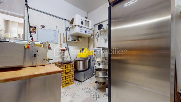 📍 Située à Saintes, sur une avenue passante et bien visible, à proximité d’un lycée, cette boulangerie-pâtisserie bénéficie d’un emplacement intéressant et d’une activité déjà installée depuis de nombreuses années.
Le commerce exerce sur ce site depuis 1995 et a été repris par l’exploitant actuel en 2020.
Le fonds de commerce est exploité pour une activité autorisée de :
✅ boulangerie,
✅ pâtisserie,
✅ vente à emporter,
✅ petite restauration.
Le local d’environ 82 m² se compose de :
✅ un magasin d’environ 30 m²,
✅ un fournil d’environ 30 m²,
✅ un laboratoire pâtisserie d’environ 17 m²,
✅ une réserve,
✅ sanitaires.

📁 Les bilans et comptes de résultat détaillés pourront être transmis aux repreneurs sérieux, après premier échange et sous engagement de confidentialité.

🛠️ Matériel d’exploitation
Le matériel est complet et permet une reprise rapide de l’activité :
✅ four à sole 4 étages Fringand,
✅ four ventilé 8 niveaux,
✅ façonneuse Jac,
✅ diviseuse,
✅ pétrin,
✅ batteur,
✅ laminoir,
✅ vitrines,
✅ matériel de froid,
✅ trancheuse à pain,
✅ plonge, lave-vaisselle et nombreux équipements professionnels.
Le matériel d’exploitation est inclus dans le prix de vente.
Le stock de matières premières sera en sus, selon inventaire au jour de la cession.

📌 Bail commercial 3-6-9 (dernier renouvellement en 2019) en cours jusqu’au 30 septembre 2028
💶 Loyer mensuel : 1 050 € + 50 € de charges
✅ Révision triennale selon l’indice des loyers commerciaux.

👥 Équipe & organisation
✅ Une salariée vendeuse actuellement en poste
✅ Fermeture les week-ends, jours fériés et 5 semaines de congés annuels
Cette organisation offre un vrai confort de travail, tout en laissant une marge de développement intéressante pour un repreneur souhaitant élargir les horaires, notamment le week-end.

💰 Prix de cession : 94 000 €
Le prix comprend le fonds de commerce et le matériel d’exploitation.
Une belle opportunité pour un professionnel souhaitant reprendre une activité existante, avec un emplacement visible, un loyer cohérent et du matériel déjà en place.
Prix du bien : 94 000 €
Les honoraires d’agence sont à la charge du vendeur.
À propos des performances énergétiques :
Score DPE : 198 kWhEP/m²/an (D)
Score GES : 33 kgepCO2/m²/an (D)
Montant estimé des dépenses annuelles d’énergie pour un usage standard : entre 3 980 € et 5 450 € par an.
Les informations sur les risques auxquels ce bien est exposé sont disponibles sur le site Géorisques : www.georisques.gouv.fr

🏠 Visite virtuelle disponible sur demande.

📞 Contactez-moi pour plus d’informations ou pour organiser une visite.