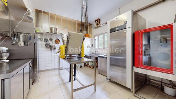 📍 Située à Saintes, sur une avenue passante et bien visible, à proximité d’un lycée, cette boulangerie-pâtisserie bénéficie d’un emplacement intéressant et d’une activité déjà installée depuis de nombreuses années.
Le commerce exerce sur ce site depuis 1995 et a été repris par l’exploitant actuel en 2020.
Le fonds de commerce est exploité pour une activité autorisée de :
✅ boulangerie,
✅ pâtisserie,
✅ vente à emporter,
✅ petite restauration.
Le local d’environ 82 m² se compose de :
✅ un magasin d’environ 30 m²,
✅ un fournil d’environ 30 m²,
✅ un laboratoire pâtisserie d’environ 17 m²,
✅ une réserve,
✅ sanitaires.

📁 Les bilans et comptes de résultat détaillés pourront être transmis aux repreneurs sérieux, après premier échange et sous engagement de confidentialité.

🛠️ Matériel d’exploitation
Le matériel est complet et permet une reprise rapide de l’activité :
✅ four à sole 4 étages Fringand,
✅ four ventilé 8 niveaux,
✅ façonneuse Jac,
✅ diviseuse,
✅ pétrin,
✅ batteur,
✅ laminoir,
✅ vitrines,
✅ matériel de froid,
✅ trancheuse à pain,
✅ plonge, lave-vaisselle et nombreux équipements professionnels.
Le matériel d’exploitation est inclus dans le prix de vente.
Le stock de matières premières sera en sus, selon inventaire au jour de la cession.

📌 Bail commercial 3-6-9 (dernier renouvellement en 2019) en cours jusqu’au 30 septembre 2028
💶 Loyer mensuel : 1 050 € + 50 € de charges
✅ Révision triennale selon l’indice des loyers commerciaux.

👥 Équipe & organisation
✅ Une salariée vendeuse actuellement en poste
✅ Fermeture les week-ends, jours fériés et 5 semaines de congés annuels
Cette organisation offre un vrai confort de travail, tout en laissant une marge de développement intéressante pour un repreneur souhaitant élargir les horaires, notamment le week-end.

💰 Prix de cession : 94 000 €
Le prix comprend le fonds de commerce et le matériel d’exploitation.
Une belle opportunité pour un professionnel souhaitant reprendre une activité existante, avec un emplacement visible, un loyer cohérent et du matériel déjà en place.
Prix du bien : 94 000 €
Les honoraires d’agence sont à la charge du vendeur.
À propos des performances énergétiques :
Score DPE : 198 kWhEP/m²/an (D)
Score GES : 33 kgepCO2/m²/an (D)
Montant estimé des dépenses annuelles d’énergie pour un usage standard : entre 3 980 € et 5 450 € par an.
Les informations sur les risques auxquels ce bien est exposé sont disponibles sur le site Géorisques : www.georisques.gouv.fr

🏠 Visite virtuelle disponible sur demande.

📞 Contactez-moi pour plus d’informations ou pour organiser une visite.