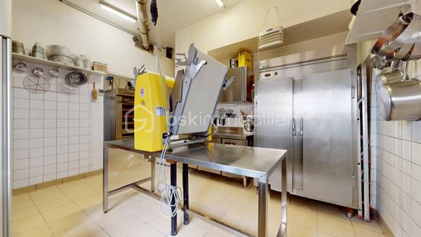 📍 Située à Saintes, sur une avenue passante et bien visible, à proximité d’un lycée, cette boulangerie-pâtisserie bénéficie d’un emplacement intéressant et d’une activité déjà installée depuis de nombreuses années.
Le commerce exerce sur ce site depuis 1995 et a été repris par l’exploitant actuel en 2020.
Le fonds de commerce est exploité pour une activité autorisée de :
✅ boulangerie,
✅ pâtisserie,
✅ vente à emporter,
✅ petite restauration.
Le local d’environ 82 m² se compose de :
✅ un magasin d’environ 30 m²,
✅ un fournil d’environ 30 m²,
✅ un laboratoire pâtisserie d’environ 17 m²,
✅ une réserve,
✅ sanitaires.

📁 Les bilans et comptes de résultat détaillés pourront être transmis aux repreneurs sérieux, après premier échange et sous engagement de confidentialité.

🛠️ Matériel d’exploitation
Le matériel est complet et permet une reprise rapide de l’activité :
✅ four à sole 4 étages Fringand,
✅ four ventilé 8 niveaux,
✅ façonneuse Jac,
✅ diviseuse,
✅ pétrin,
✅ batteur,
✅ laminoir,
✅ vitrines,
✅ matériel de froid,
✅ trancheuse à pain,
✅ plonge, lave-vaisselle et nombreux équipements professionnels.
Le matériel d’exploitation est inclus dans le prix de vente.
Le stock de matières premières sera en sus, selon inventaire au jour de la cession.

📌 Bail commercial 3-6-9 (dernier renouvellement en 2019) en cours jusqu’au 30 septembre 2028
💶 Loyer mensuel : 1 050 € + 50 € de charges
✅ Révision triennale selon l’indice des loyers commerciaux.

👥 Équipe & organisation
✅ Une salariée vendeuse actuellement en poste
✅ Fermeture les week-ends, jours fériés et 5 semaines de congés annuels
Cette organisation offre un vrai confort de travail, tout en laissant une marge de développement intéressante pour un repreneur souhaitant élargir les horaires, notamment le week-end.

💰 Prix de cession : 94 000 €
Le prix comprend le fonds de commerce et le matériel d’exploitation.
Une belle opportunité pour un professionnel souhaitant reprendre une activité existante, avec un emplacement visible, un loyer cohérent et du matériel déjà en place.
Prix du bien : 94 000 €
Les honoraires d’agence sont à la charge du vendeur.
À propos des performances énergétiques :
Score DPE : 198 kWhEP/m²/an (D)
Score GES : 33 kgepCO2/m²/an (D)
Montant estimé des dépenses annuelles d’énergie pour un usage standard : entre 3 980 € et 5 450 € par an.
Les informations sur les risques auxquels ce bien est exposé sont disponibles sur le site Géorisques : www.georisques.gouv.fr

🏠 Visite virtuelle disponible sur demande.

📞 Contactez-moi pour plus d’informations ou pour organiser une visite.