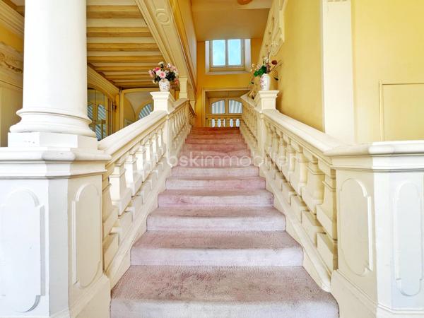 Chateau de 1 600 m²