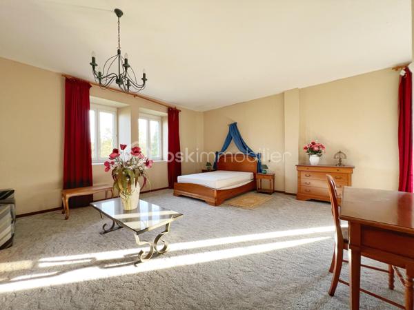 Chateau de 1 600 m²