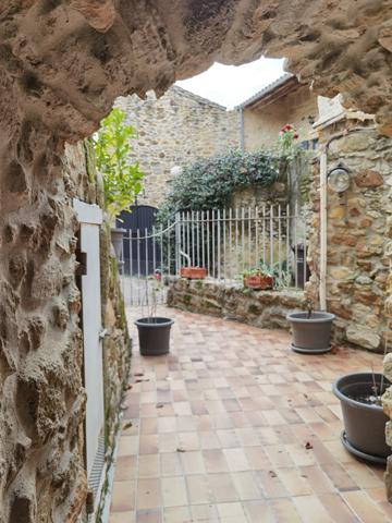 Dpt Gard (30), à vendre à 10mn d'UZÈS, jolie maison ancienne de caractère T4 de 65m2, avec cour