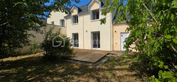 Maison familiale 95 m² – Trélazé, secteur Mairie

Idéalement située à proximité immédiate de la mairie de Trélazé, dans un quartier calme et recherché, découvrez cette agréable maison familiale de 95 m² habitables, implantée sur une parcelle paysagée de plus de 350 m² .

Au rez-de-chaussée, vous profiterez d'une belle pièce de vie traversante et lumineuse, d'une cuisine (à aménager selon vos envies), d'un placard, d'un WC indépendant ainsi que d'un grand garage.

À l'étage, l'espace nuit se compose de quatre chambres, dont une avec sa salle d'eau privative, d'une salle de bains avec baignoire et d'un WC indépendant.

Les atouts :
*DPE C
*Aucun travaux à prévoir, hormis l'installation de la cuisine.
*Possibilité d'extension pour répondre à vos futurs projets.
*Chauffage au gaz.
*Quartier résidentiel calme.
*Stationnement facile devant la maison, en complément du grand garage.
*À proximité des commerces, écoles, transports 

Une maison fonctionnelle, lumineuse et évolutive, idéale pour une famille souhaitant s'installer dans un secteur recherché de Trélazé.

Venez découvrir ce bien, je suis à votre disposition pour tous renseignements et je me ferais un plaisir de vous accompagner dans votre projet.