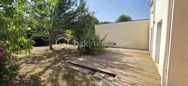 Maison familiale 95 m² – Trélazé, secteur Mairie

Idéalement située à proximité immédiate de la mairie de Trélazé, dans un quartier calme et recherché, découvrez cette agréable maison familiale de 95 m² habitables, implantée sur une parcelle paysagée de plus de 350 m² .

Au rez-de-chaussée, vous profiterez d'une belle pièce de vie traversante et lumineuse, d'une cuisine (à aménager selon vos envies), d'un placard, d'un WC indépendant ainsi que d'un grand garage.

À l'étage, l'espace nuit se compose de quatre chambres, dont une avec sa salle d'eau privative, d'une salle de bains avec baignoire et d'un WC indépendant.

Les atouts :
*DPE C
*Aucun travaux à prévoir, hormis l'installation de la cuisine.
*Possibilité d'extension pour répondre à vos futurs projets.
*Chauffage au gaz.
*Quartier résidentiel calme.
*Stationnement facile devant la maison, en complément du grand garage.
*À proximité des commerces, écoles, transports 

Une maison fonctionnelle, lumineuse et évolutive, idéale pour une famille souhaitant s'installer dans un secteur recherché de Trélazé.

Venez découvrir ce bien, je suis à votre disposition pour tous renseignements et je me ferais un plaisir de vous accompagner dans votre projet.