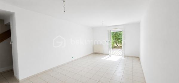 Maison familiale 95 m² – Trélazé, secteur Mairie

Idéalement située à proximité immédiate de la mairie de Trélazé, dans un quartier calme et recherché, découvrez cette agréable maison familiale de 95 m² habitables, implantée sur une parcelle paysagée de plus de 350 m² .

Au rez-de-chaussée, vous profiterez d'une belle pièce de vie traversante et lumineuse, d'une cuisine (à aménager selon vos envies), d'un placard, d'un WC indépendant ainsi que d'un grand garage.

À l'étage, l'espace nuit se compose de quatre chambres, dont une avec sa salle d'eau privative, d'une salle de bains avec baignoire et d'un WC indépendant.

Les atouts :
*DPE C
*Aucun travaux à prévoir, hormis l'installation de la cuisine.
*Possibilité d'extension pour répondre à vos futurs projets.
*Chauffage au gaz.
*Quartier résidentiel calme.
*Stationnement facile devant la maison, en complément du grand garage.
*À proximité des commerces, écoles, transports 

Une maison fonctionnelle, lumineuse et évolutive, idéale pour une famille souhaitant s'installer dans un secteur recherché de Trélazé.

Venez découvrir ce bien, je suis à votre disposition pour tous renseignements et je me ferais un plaisir de vous accompagner dans votre projet.