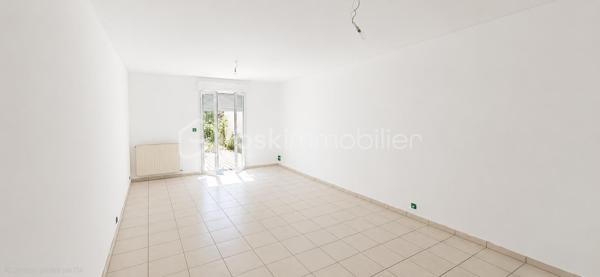 Maison familiale 95 m² – Trélazé, secteur Mairie

Idéalement située à proximité immédiate de la mairie de Trélazé, dans un quartier calme et recherché, découvrez cette agréable maison familiale de 95 m² habitables, implantée sur une parcelle paysagée de plus de 350 m² .

Au rez-de-chaussée, vous profiterez d'une belle pièce de vie traversante et lumineuse, d'une cuisine (à aménager selon vos envies), d'un placard, d'un WC indépendant ainsi que d'un grand garage.

À l'étage, l'espace nuit se compose de quatre chambres, dont une avec sa salle d'eau privative, d'une salle de bains avec baignoire et d'un WC indépendant.

Les atouts :
*DPE C
*Aucun travaux à prévoir, hormis l'installation de la cuisine.
*Possibilité d'extension pour répondre à vos futurs projets.
*Chauffage au gaz.
*Quartier résidentiel calme.
*Stationnement facile devant la maison, en complément du grand garage.
*À proximité des commerces, écoles, transports 

Une maison fonctionnelle, lumineuse et évolutive, idéale pour une famille souhaitant s'installer dans un secteur recherché de Trélazé.

Venez découvrir ce bien, je suis à votre disposition pour tous renseignements et je me ferais un plaisir de vous accompagner dans votre projet.
