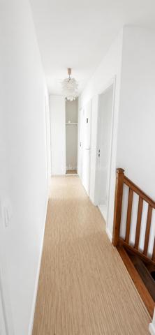 Maison familiale 95 m² – Trélazé, secteur Mairie

Idéalement située à proximité immédiate de la mairie de Trélazé, dans un quartier calme et recherché, découvrez cette agréable maison familiale de 95 m² habitables, implantée sur une parcelle paysagée de plus de 350 m² .

Au rez-de-chaussée, vous profiterez d'une belle pièce de vie traversante et lumineuse, d'une cuisine (à aménager selon vos envies), d'un placard, d'un WC indépendant ainsi que d'un grand garage.

À l'étage, l'espace nuit se compose de quatre chambres, dont une avec sa salle d'eau privative, d'une salle de bains avec baignoire et d'un WC indépendant.

Les atouts :
*DPE C
*Aucun travaux à prévoir, hormis l'installation de la cuisine.
*Possibilité d'extension pour répondre à vos futurs projets.
*Chauffage au gaz.
*Quartier résidentiel calme.
*Stationnement facile devant la maison, en complément du grand garage.
*À proximité des commerces, écoles, transports 

Une maison fonctionnelle, lumineuse et évolutive, idéale pour une famille souhaitant s'installer dans un secteur recherché de Trélazé.

Venez découvrir ce bien, je suis à votre disposition pour tous renseignements et je me ferais un plaisir de vous accompagner dans votre projet.