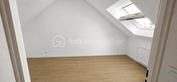Maison familiale 95 m² – Trélazé, secteur Mairie

Idéalement située à proximité immédiate de la mairie de Trélazé, dans un quartier calme et recherché, découvrez cette agréable maison familiale de 95 m² habitables, implantée sur une parcelle paysagée de plus de 350 m² .

Au rez-de-chaussée, vous profiterez d'une belle pièce de vie traversante et lumineuse, d'une cuisine (à aménager selon vos envies), d'un placard, d'un WC indépendant ainsi que d'un grand garage.

À l'étage, l'espace nuit se compose de quatre chambres, dont une avec sa salle d'eau privative, d'une salle de bains avec baignoire et d'un WC indépendant.

Les atouts :
*DPE C
*Aucun travaux à prévoir, hormis l'installation de la cuisine.
*Possibilité d'extension pour répondre à vos futurs projets.
*Chauffage au gaz.
*Quartier résidentiel calme.
*Stationnement facile devant la maison, en complément du grand garage.
*À proximité des commerces, écoles, transports 

Une maison fonctionnelle, lumineuse et évolutive, idéale pour une famille souhaitant s'installer dans un secteur recherché de Trélazé.

Venez découvrir ce bien, je suis à votre disposition pour tous renseignements et je me ferais un plaisir de vous accompagner dans votre projet.