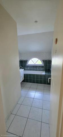 Maison familiale 95 m² – Trélazé, secteur Mairie

Idéalement située à proximité immédiate de la mairie de Trélazé, dans un quartier calme et recherché, découvrez cette agréable maison familiale de 95 m² habitables, implantée sur une parcelle paysagée de plus de 350 m² .

Au rez-de-chaussée, vous profiterez d'une belle pièce de vie traversante et lumineuse, d'une cuisine (à aménager selon vos envies), d'un placard, d'un WC indépendant ainsi que d'un grand garage.

À l'étage, l'espace nuit se compose de quatre chambres, dont une avec sa salle d'eau privative, d'une salle de bains avec baignoire et d'un WC indépendant.

Les atouts :
*DPE C
*Aucun travaux à prévoir, hormis l'installation de la cuisine.
*Possibilité d'extension pour répondre à vos futurs projets.
*Chauffage au gaz.
*Quartier résidentiel calme.
*Stationnement facile devant la maison, en complément du grand garage.
*À proximité des commerces, écoles, transports 

Une maison fonctionnelle, lumineuse et évolutive, idéale pour une famille souhaitant s'installer dans un secteur recherché de Trélazé.

Venez découvrir ce bien, je suis à votre disposition pour tous renseignements et je me ferais un plaisir de vous accompagner dans votre projet.