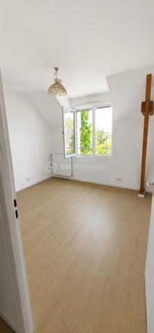Maison familiale 95 m² – Trélazé, secteur Mairie

Idéalement située à proximité immédiate de la mairie de Trélazé, dans un quartier calme et recherché, découvrez cette agréable maison familiale de 95 m² habitables, implantée sur une parcelle paysagée de plus de 350 m² .

Au rez-de-chaussée, vous profiterez d'une belle pièce de vie traversante et lumineuse, d'une cuisine (à aménager selon vos envies), d'un placard, d'un WC indépendant ainsi que d'un grand garage.

À l'étage, l'espace nuit se compose de quatre chambres, dont une avec sa salle d'eau privative, d'une salle de bains avec baignoire et d'un WC indépendant.

Les atouts :
*DPE C
*Aucun travaux à prévoir, hormis l'installation de la cuisine.
*Possibilité d'extension pour répondre à vos futurs projets.
*Chauffage au gaz.
*Quartier résidentiel calme.
*Stationnement facile devant la maison, en complément du grand garage.
*À proximité des commerces, écoles, transports 

Une maison fonctionnelle, lumineuse et évolutive, idéale pour une famille souhaitant s'installer dans un secteur recherché de Trélazé.

Venez découvrir ce bien, je suis à votre disposition pour tous renseignements et je me ferais un plaisir de vous accompagner dans votre projet.