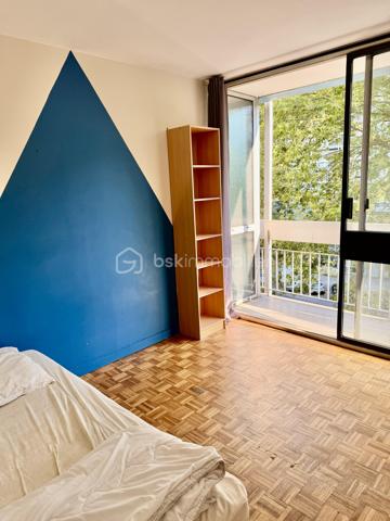 À deux pas de l'université, cet appartement de 76 m² offre un agencement fonctionnel et optimisé avec 4 chambres, idéal pour un investissement locatif clé en main.

Deux chambres sont actuellement louées 410 € par mois chacune, offrant une rentabilité immédiate.

Situé dans un secteur très recherché grâce à sa proximité avec l'Université Rennes 2, ce bien présente un excellent potentiel locatif. Avec une location des quatre chambres à 450 € par mois, la rentabilité brute estimée est de 9,53 %.

L'appartement comprend :
3 chambres d'environ 11 m² ;
1 chambre de 16 m², pouvant également être aménagée en salon selon votre projet.
Chaque chambre dispose de son propre balcon, un véritable atout pour les locataires.

Aucun travaux de copropriété ne sont à prévoir dans les prochaines années. La réfection de la toiture a été réalisée récemment et entièrement financée par les propriétaires actuels.

Le chauffage est collectif, par le sol et le plafond.

À proximité immédiate :
Métro Villejean – Université ;
Lignes de bus C4, 12 et 14 ;
Commerces, supermarchés et services accessibles à pied.

📞 N'hésitez pas à me contacter au 07.77.04.39.37 pour plus d'informations ou organiser une visite.