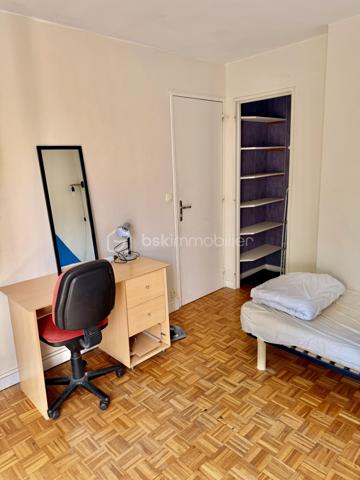 À deux pas de l'université, cet appartement de 76 m² offre un agencement fonctionnel et optimisé avec 4 chambres, idéal pour un investissement locatif clé en main.

Deux chambres sont actuellement louées 410 € par mois chacune, offrant une rentabilité immédiate.

Situé dans un secteur très recherché grâce à sa proximité avec l'Université Rennes 2, ce bien présente un excellent potentiel locatif. Avec une location des quatre chambres à 450 € par mois, la rentabilité brute estimée est de 9,53 %.

L'appartement comprend :
3 chambres d'environ 11 m² ;
1 chambre de 16 m², pouvant également être aménagée en salon selon votre projet.
Chaque chambre dispose de son propre balcon, un véritable atout pour les locataires.

Aucun travaux de copropriété ne sont à prévoir dans les prochaines années. La réfection de la toiture a été réalisée récemment et entièrement financée par les propriétaires actuels.

Le chauffage est collectif, par le sol et le plafond.

À proximité immédiate :
Métro Villejean – Université ;
Lignes de bus C4, 12 et 14 ;
Commerces, supermarchés et services accessibles à pied.

📞 N'hésitez pas à me contacter au 07.77.04.39.37 pour plus d'informations ou organiser une visite.