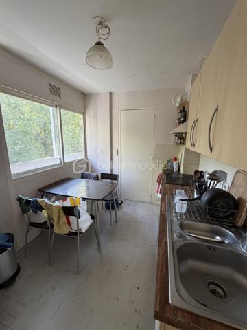 À deux pas de l'université, cet appartement de 76 m² offre un agencement fonctionnel et optimisé avec 4 chambres, idéal pour un investissement locatif clé en main.

Deux chambres sont actuellement louées 410 € par mois chacune, offrant une rentabilité immédiate.

Situé dans un secteur très recherché grâce à sa proximité avec l'Université Rennes 2, ce bien présente un excellent potentiel locatif. Avec une location des quatre chambres à 450 € par mois, la rentabilité brute estimée est de 9,53 %.

L'appartement comprend :
3 chambres d'environ 11 m² ;
1 chambre de 16 m², pouvant également être aménagée en salon selon votre projet.
Chaque chambre dispose de son propre balcon, un véritable atout pour les locataires.

Aucun travaux de copropriété ne sont à prévoir dans les prochaines années. La réfection de la toiture a été réalisée récemment et entièrement financée par les propriétaires actuels.

Le chauffage est collectif, par le sol et le plafond.

À proximité immédiate :
Métro Villejean – Université ;
Lignes de bus C4, 12 et 14 ;
Commerces, supermarchés et services accessibles à pied.

📞 N'hésitez pas à me contacter au 07.77.04.39.37 pour plus d'informations ou organiser une visite.