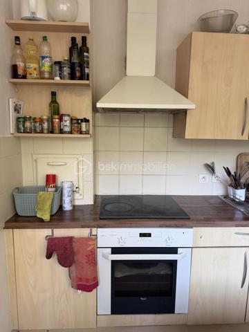 À deux pas de l'université, cet appartement de 76 m² offre un agencement fonctionnel et optimisé avec 4 chambres, idéal pour un investissement locatif clé en main.

Deux chambres sont actuellement louées 410 € par mois chacune, offrant une rentabilité immédiate.

Situé dans un secteur très recherché grâce à sa proximité avec l'Université Rennes 2, ce bien présente un excellent potentiel locatif. Avec une location des quatre chambres à 450 € par mois, la rentabilité brute estimée est de 9,53 %.

L'appartement comprend :
3 chambres d'environ 11 m² ;
1 chambre de 16 m², pouvant également être aménagée en salon selon votre projet.
Chaque chambre dispose de son propre balcon, un véritable atout pour les locataires.

Aucun travaux de copropriété ne sont à prévoir dans les prochaines années. La réfection de la toiture a été réalisée récemment et entièrement financée par les propriétaires actuels.

Le chauffage est collectif, par le sol et le plafond.

À proximité immédiate :
Métro Villejean – Université ;
Lignes de bus C4, 12 et 14 ;
Commerces, supermarchés et services accessibles à pied.

📞 N'hésitez pas à me contacter au 07.77.04.39.37 pour plus d'informations ou organiser une visite.