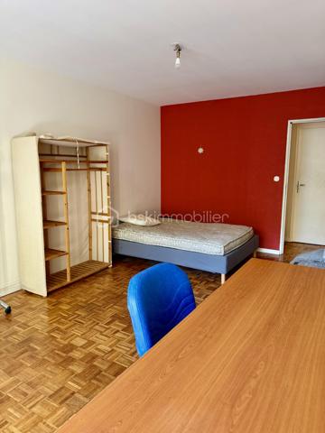 À deux pas de l'université, cet appartement de 76 m² offre un agencement fonctionnel et optimisé avec 4 chambres, idéal pour un investissement locatif clé en main.

Deux chambres sont actuellement louées 410 € par mois chacune, offrant une rentabilité immédiate.

Situé dans un secteur très recherché grâce à sa proximité avec l'Université Rennes 2, ce bien présente un excellent potentiel locatif. Avec une location des quatre chambres à 450 € par mois, la rentabilité brute estimée est de 9,53 %.

L'appartement comprend :
3 chambres d'environ 11 m² ;
1 chambre de 16 m², pouvant également être aménagée en salon selon votre projet.
Chaque chambre dispose de son propre balcon, un véritable atout pour les locataires.

Aucun travaux de copropriété ne sont à prévoir dans les prochaines années. La réfection de la toiture a été réalisée récemment et entièrement financée par les propriétaires actuels.

Le chauffage est collectif, par le sol et le plafond.

À proximité immédiate :
Métro Villejean – Université ;
Lignes de bus C4, 12 et 14 ;
Commerces, supermarchés et services accessibles à pied.

📞 N'hésitez pas à me contacter au 07.77.04.39.37 pour plus d'informations ou organiser une visite.